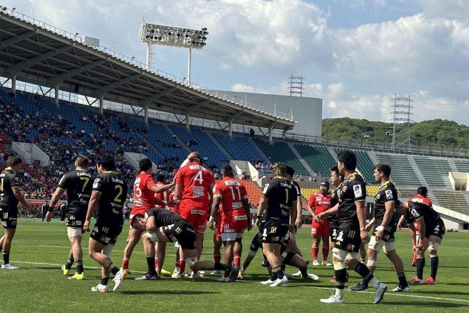 前半５分、神戸のロック・レタリック（背番号４）が先制トライを挙げ仲間と喜ぶ