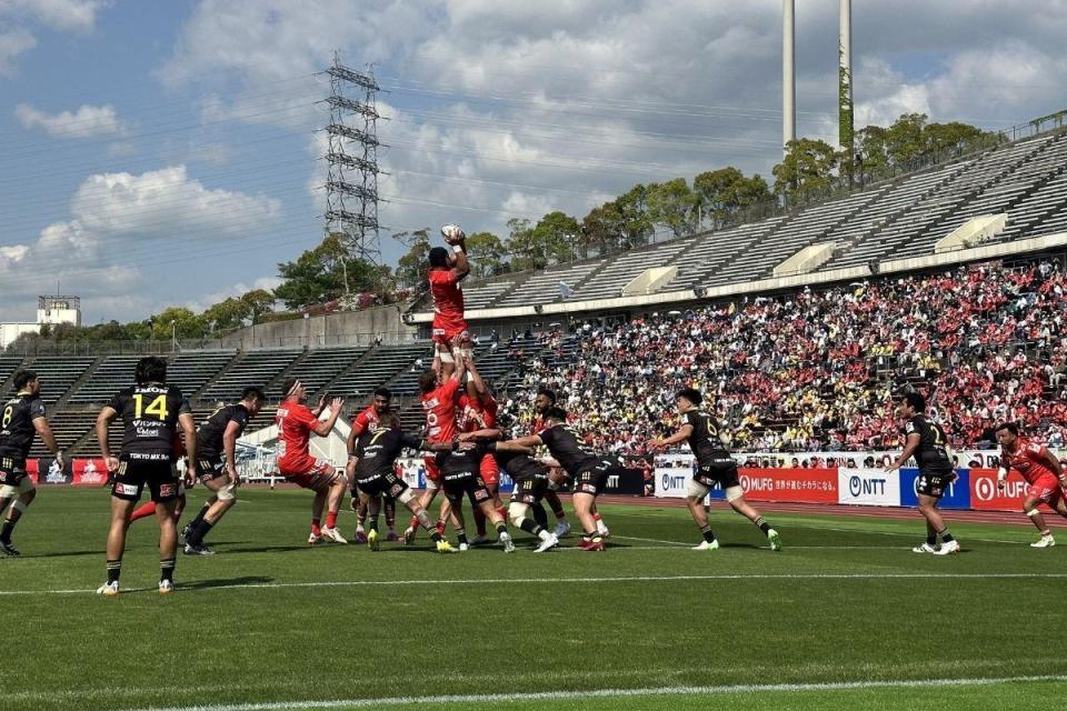 前半開始直後、神戸はラインアウトを起点に先制トライを挙げる