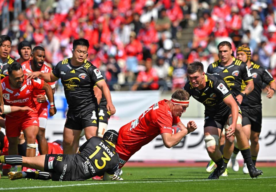 神戸-東京ＳＧ　前半、神戸のレタリックが先制トライを決める（撮影・大田将之）