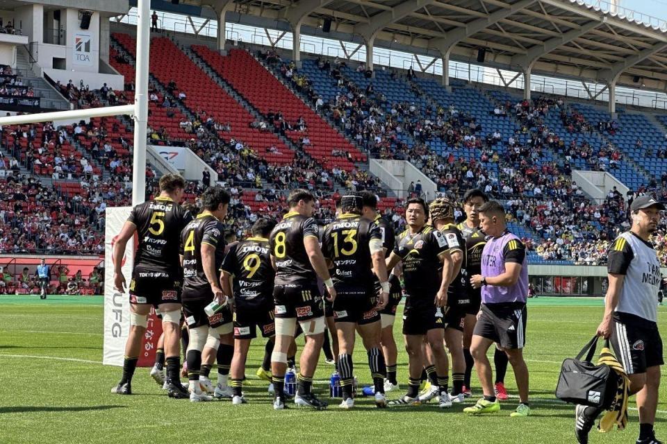 前半、円陣を組む東京ＳＧのメンバー