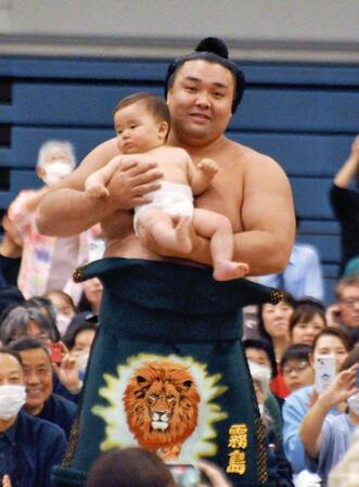 　大相撲春巡業で長男トゥグドゥルちゃんを抱いて土俵入りする霧島