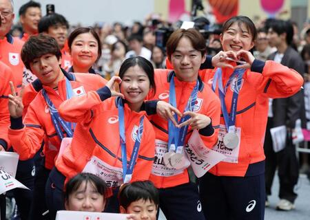 　ポーズをとる（左から）佐藤駿、千葉百音、中井亜美、鍵山優真、坂本花織（撮影・石井剣太郎）