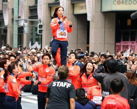 　沿道のファンにリフトを披露する木原龍一と三浦璃来（撮影・金田祐二）