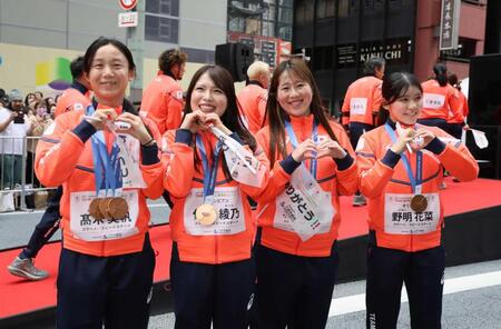 　笑顔の（左から）高木美帆、佐藤綾乃、堀川桃香、野明花菜