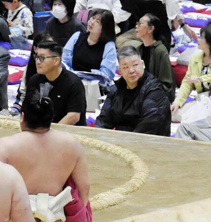 稽古中の力士に視線を向ける高田川巡業部長