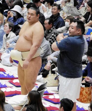 音羽山親方と言葉を交わす豊昇龍