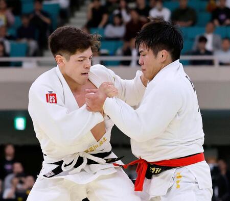 決勝で田嶋剛希（右）に敗れた村尾三四郎