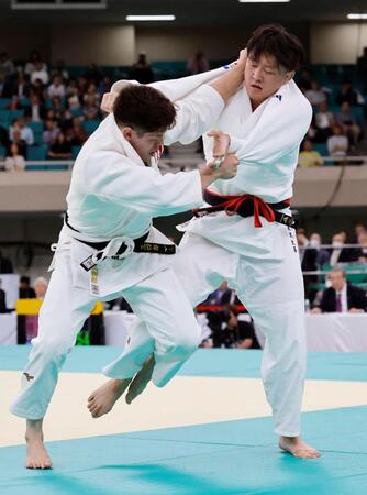 準々決勝で村尾三四郎（左）と対戦する原沢久喜