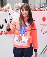 　パレードの合間に立ち止まり笑顔をふりまく村瀬心椛（撮影・開出牧）