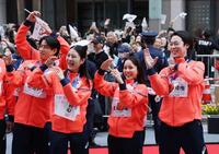 　（左から）堀島行真、丸山希、高梨沙羅、小林陵侑