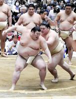 相撲を取る王鵬（右）と熱海富士