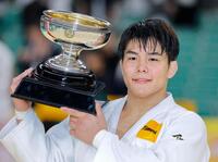 柔道全日本選手権で初優勝を果たし、記念写真に納まる田嶋剛希