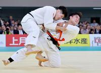 決勝で村尾三四郎（左）を攻める田嶋剛希。優勢勝ちで初優勝を果たした