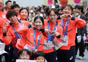 　ポーズをとる（左から）佐藤駿、千葉百音、中井亜美、鍵山優真、坂本花織（撮影・石井剣太郎）