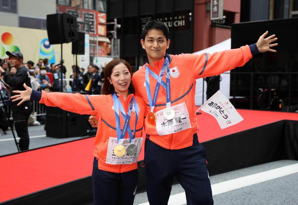 　声援に応える三浦（左）と木原