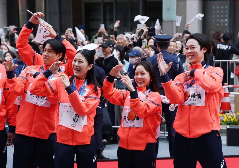 　（左から）堀島行真、丸山希、高梨沙羅、小林陵侑