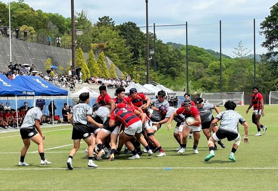 前半、ＦＷを起点にトライを挙げた京産大