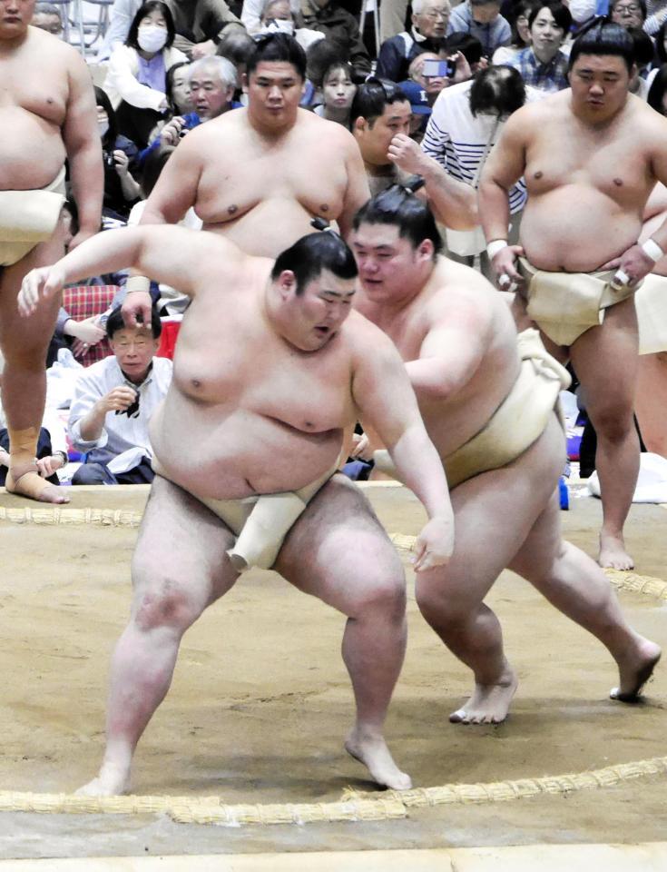 相撲を取る王鵬（右）と熱海富士