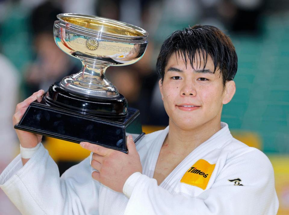 柔道全日本選手権で初優勝を果たし、記念写真に納まる田嶋剛希