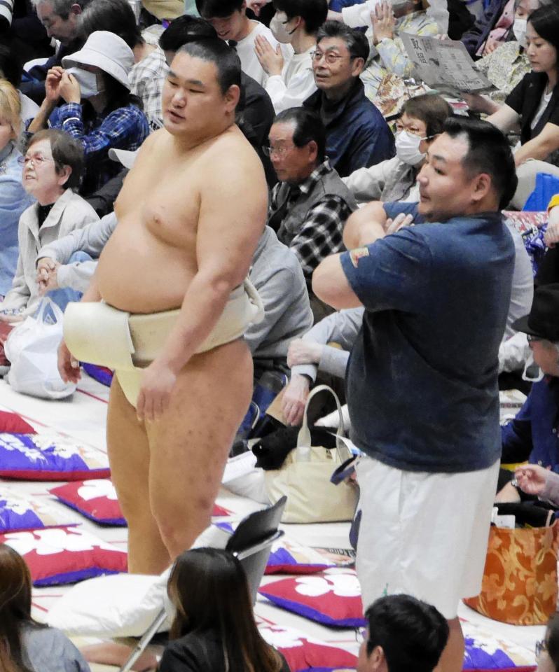 音羽山親方と言葉を交わす豊昇龍