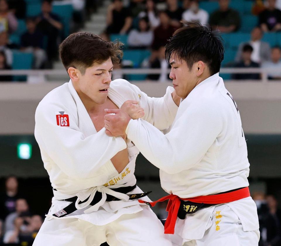 決勝で田嶋剛希（右）に敗れた村尾三四郎