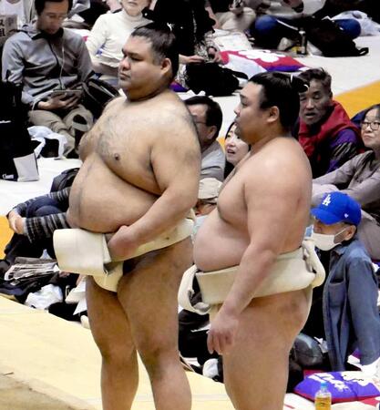 　朝稽古に姿を見せた高安（左）と霧島