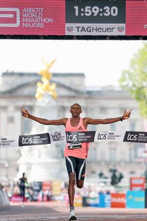 　優勝したセバスチャン・サウェ。史上初の２時間切りを達成した（ＡＰ＝共同）