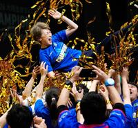 　ＳＡＧＡ久光が初優勝し、胴上げされる中田監督