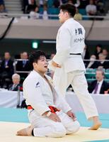 　決勝で村尾三四郎（奥）に優勢勝ちし、初優勝を果たして笑顔を見せる田嶋剛希