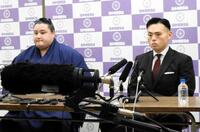 会見を行う若ノ勝と湊川親方