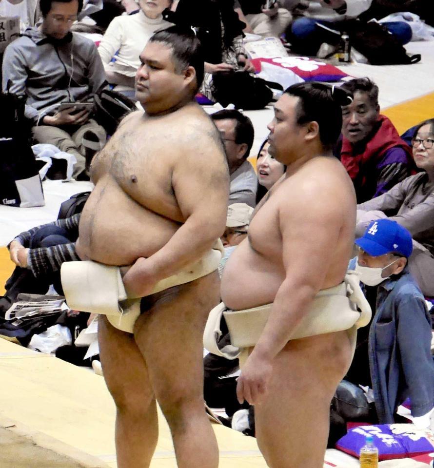 　朝稽古に姿を見せた高安（左）と霧島