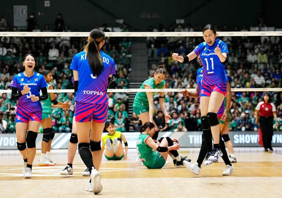 　大阪Ｍを下し、初優勝を果たして喜ぶＳＡＧＡ久光の選手たち