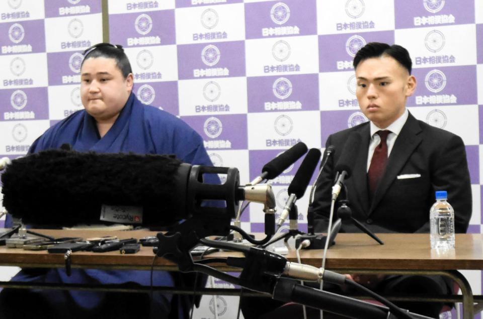 会見を行う若ノ勝と湊川親方