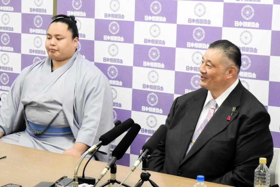新三役会見を行う琴勝峰と佐渡ケ嶽親方
