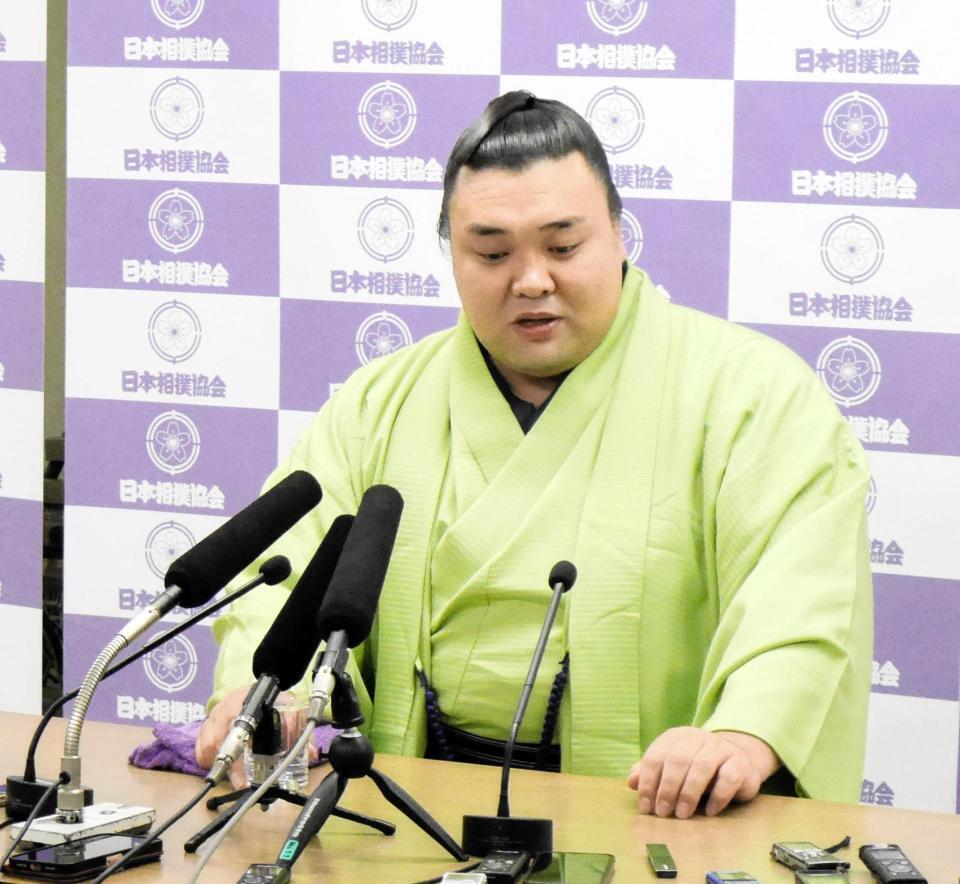 都内で会見を行った霧島