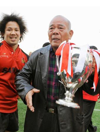 　２００８年のラグビー日本選手権で三洋電機（現埼玉）が初優勝し、感極まる宮地克実元監督（右）