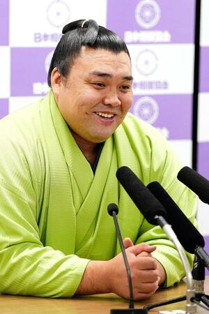 　笑顔で会見する霧島