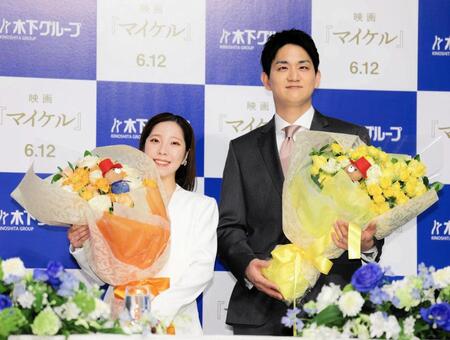 引退会見を行った三浦璃来（左）、木原龍一（撮影・吉澤敬太）