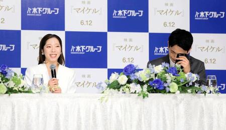 引退会見を行った三浦璃来（左）と涙する木原龍一（撮影・吉澤敬太）