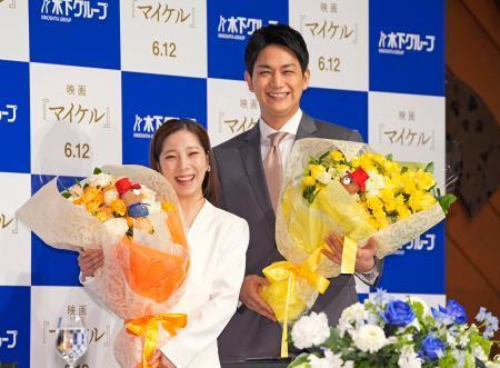 　現役引退の記者会見で、花束を手に撮影に応じるフィギュアスケート・ペアの三浦璃来（左）、木原龍一組＝２８日、東京都内のホテル