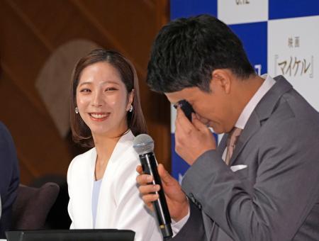 　現役引退の記者会見で涙を流すフィギュアスケート・ペアの木原龍一。左は笑顔の三浦璃来＝２８日、東京都内のホテル
