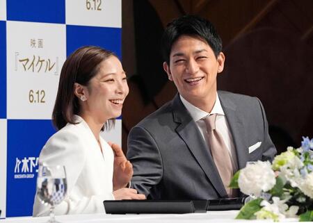 現役引退の記者会見で笑顔を見せる三浦璃来（左）、木原龍一