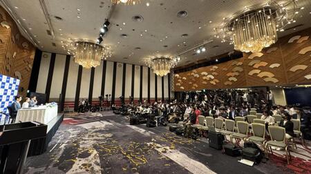 大勢の人の前で引退会見を行う三浦璃来、木原龍一