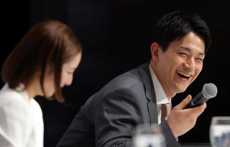 三浦璃来（手前）の発言を聞き、爆笑する木原龍一（撮影・吉澤敬太）