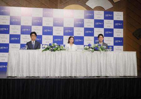 引退会見を行う三浦璃来（中央）、木原龍一（右）＝撮影・吉澤敬太