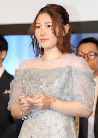 トロフィーを持つ小野光希（撮影・吉澤敬太）