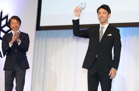 荻原次晴氏（左）から祝福される渡部暁斗（撮影・吉澤敬太）