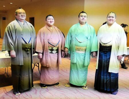力士会に訪れた（左から）桐山親方、元紫雷、元英乃海、大山親方