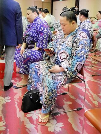 会場で力士会が始まるのを待つ翠富士