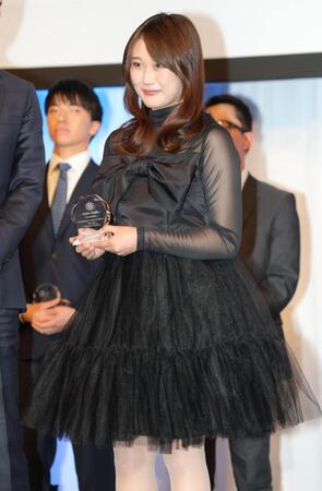 笑顔でトロフィーを持つ村瀬心椛（撮影・吉澤敬太）